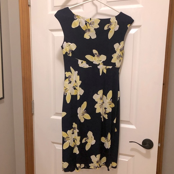 ☀️ Connected Apparel Drop Sleeve Rouched Dress Navy/Yellow Floral Size 4P - Picture 3 of 11